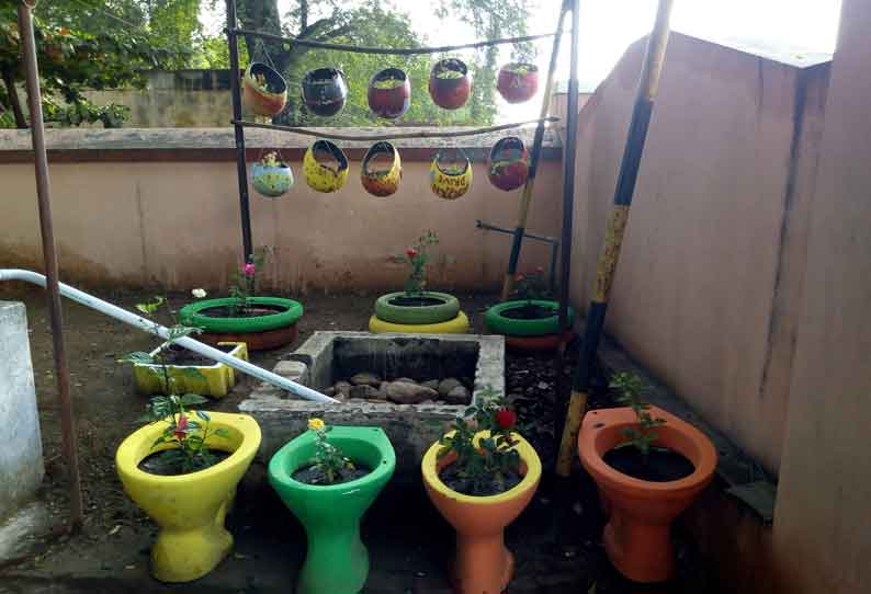 கோபி நகராட்சி அலுவலகத்தில் உடைந்த ஹெல்மெட்- கழிவறை கோப்பையில் பூச்செடிகள் வளர்ப்பு; ஆர்வத்துடன் பார்த்து செல்லும் பொதுமக்கள் கோபி நகராட்சி அலுவலகத்தில் உடைந்த ஹெல்மெட்- கழிவறை கோப்பையில் பூச்செடிகள் வளர்ப்பு; ஆர்வத்துடன் பார்த்து செல்லும் பொதுமக்கள்