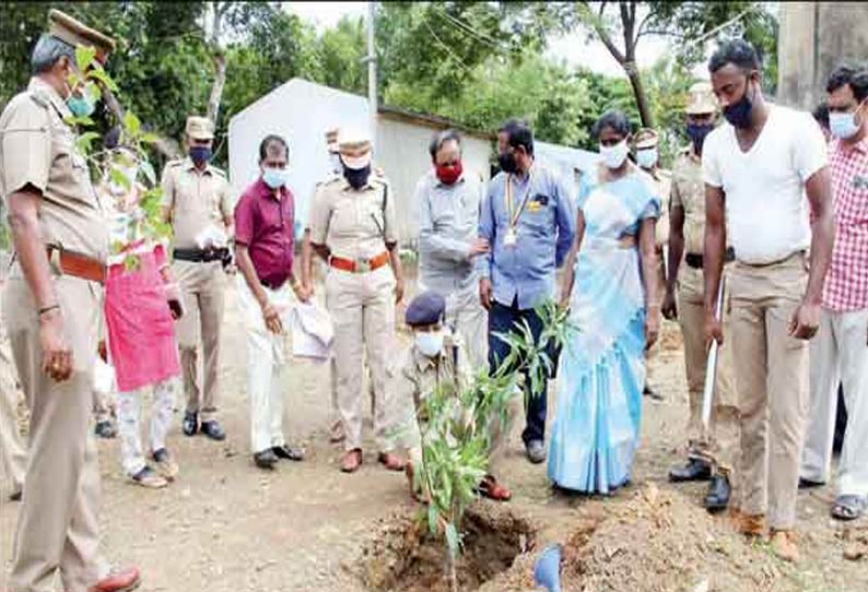 காந்தி ஜெயந்தியையொட்டி மாணவர்களுடன் இணைந்து அரசு பள்ளியில் மரக்கன்றுகளை நட்ட போக்குவரத்து போலீசார்