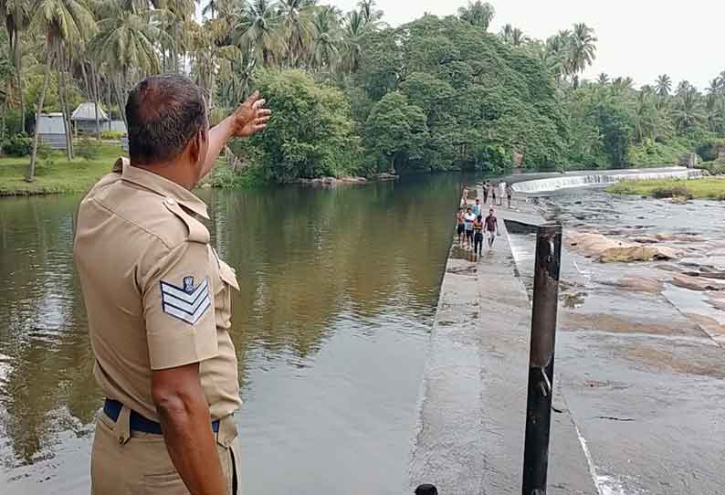 ஆழியாறு தடுப்பணையில் தடையை மீறி குளித்த சுற்றுலா பயணிகள்