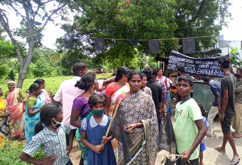 ஓமலூர் அருகே பரபரப்பு வீடுகளில் கருப்பு கொடி கட்டி கிராம மக்கள் போராட்டம்-சாலை ஆக்கிரமிக்கப்பட்டுள்ளதாக புகார்