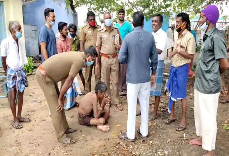 தடுப்பு சுவரில் உட்கார்ந்து மது அருந்திய தொழிலாளி கிணற்றுக்குள் தவறி விழுந்தார்- தீயணைப்பு வீரர்கள் மீட்டனர்