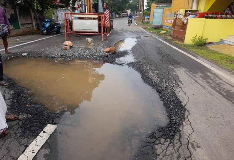 சத்தியமங்கலத்தில் மழைநீர் தேங்கிய பள்ளத்தில் விழுந்து படுகாயம் அடையும் பொதுமக்கள்