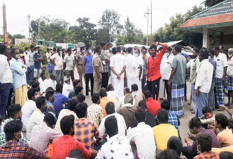 கடம்பூர் கம்பத்ராயன் கிரிமலையில் வேல்கம்புகளை பிடுங்கியவர்களை கைது செய்யக்கோரி சாலை மறியல்