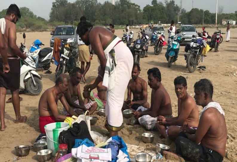 புரட்டாசி மகாளய அமாவாசை; மக்கள் முன்னோர்களுக்கு தர்ப்பணம் கொடுத்து வழிபாடு