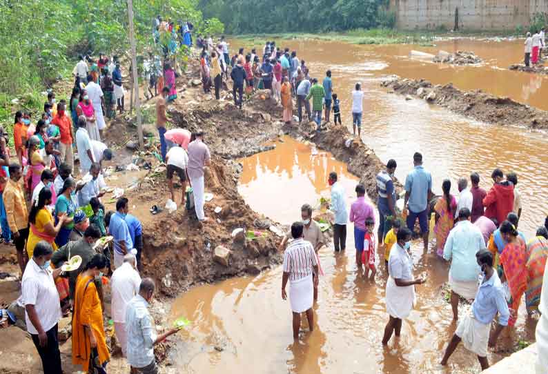 மகாளய அமாவாசையையொட்டி தடையை மீறி நொய்யல் படித்துறையில் திரண்ட பக்தர்கள்