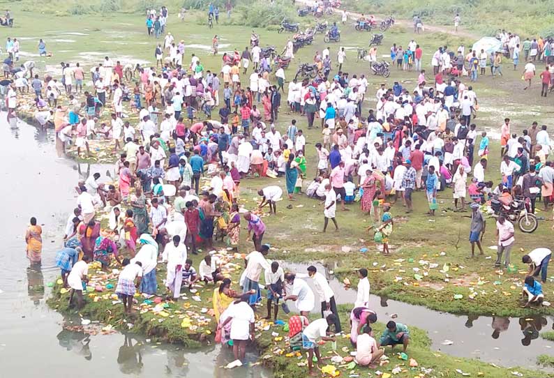 மகாளய அமாவாசையையொட்டி முன்னோர்களுக்கு தர்ப்பணம் கொடுக்க கடலூர் தென்பெண்ணையாற்றில் குவிந்த பொதுமக்கள் சில்வர் பீச்சுக்கு சென்றவர்களை போலீசார் திருப்பி அனுப்பினர்