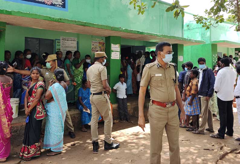 உளுந்தூர்பேட்டை அருகே வாக்குச்சாவடி மைய வளாகத்தில் ஆதரவாளர்களுடன் வாக்குசேகரித்த வேட்பாளர்கள் டி ஐ ஜி பாண்டியன் விரட்டியடித்தார்