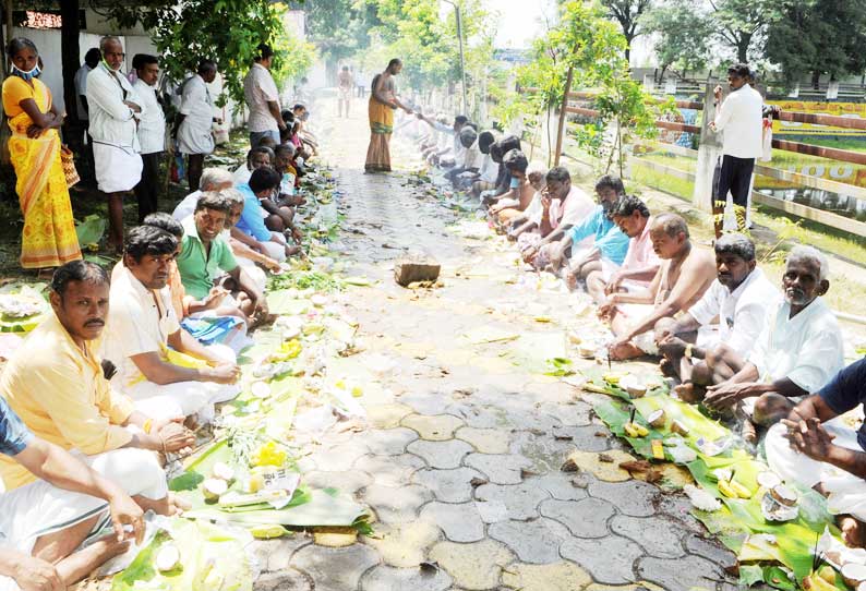 பெரம்பலூர் தெப்பக்குளத்தில் குவிந்த பொதுமக்கள்