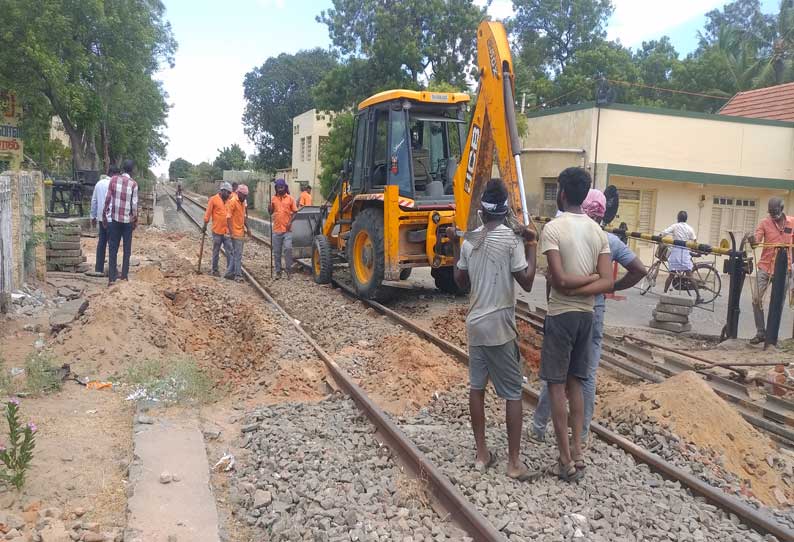 காயல்பட்டினம் ரெயில்வே கேட் பராமரிப்பு பணி  10 மணி நேரம் போக்குவரத்து பாதி்ப்பு