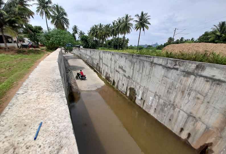 ரெயில்வே சுரங்கப்பாதையில் தேங்கி நிற்கும் தண்ணீர்