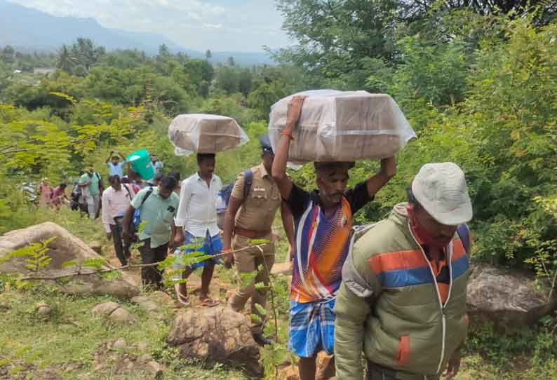 போதமலை வாக்குச்சாவடிகளுக்கு ஓட்டுப்பெட்டிகளை தலைச்சுமையாக எடுத்து சென்ற ஊழியர்கள்-8 கி.மீ. தூரம் நடந்தே சென்றனர்