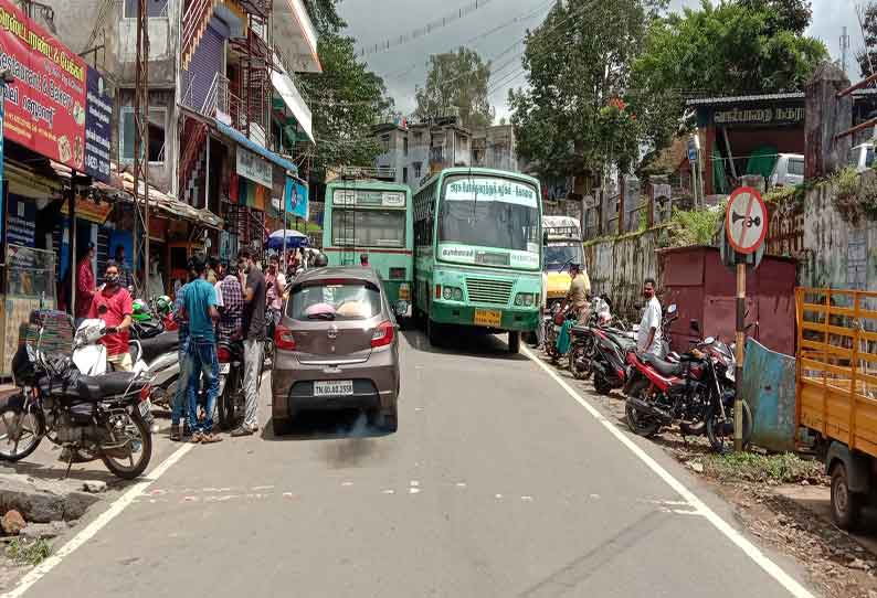 வால்பாறையில் போக்குவரத்து நெரிசல் அதிகரிப்பு