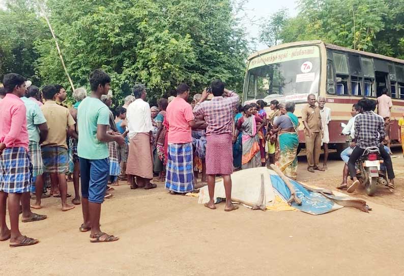 மது விற்பவர்கள் மீது நடவடிக்கை எடுக்கக்கோரி பொதுமக்கள் சாலை மறியல்