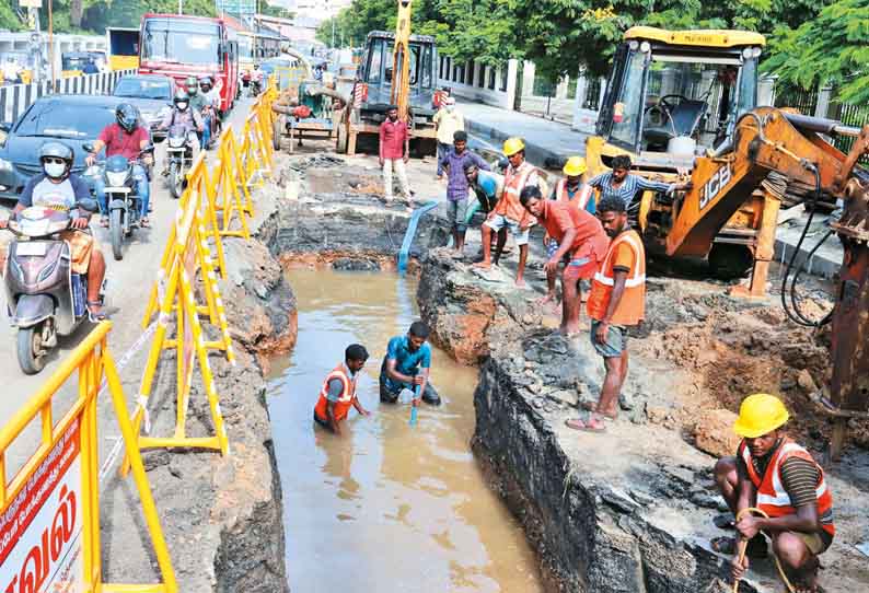 வேப்பேரியில் மழைநீர் வடிகால் அமைக்கும் பணி: ஈ.வெ.ரா. சாலையில் குடிநீர் குழாய்கள் இடமாற்றம்