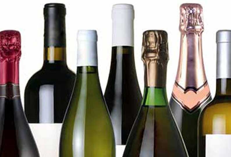 மதுபாட்டில் பதுக்கிய வாலிபர் கைது