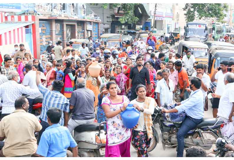 வேலூரில்  குடிநீரில் கழிவுநீர் கலந்து வந்ததால் பொதுமக்கள் சாலைமறியல்