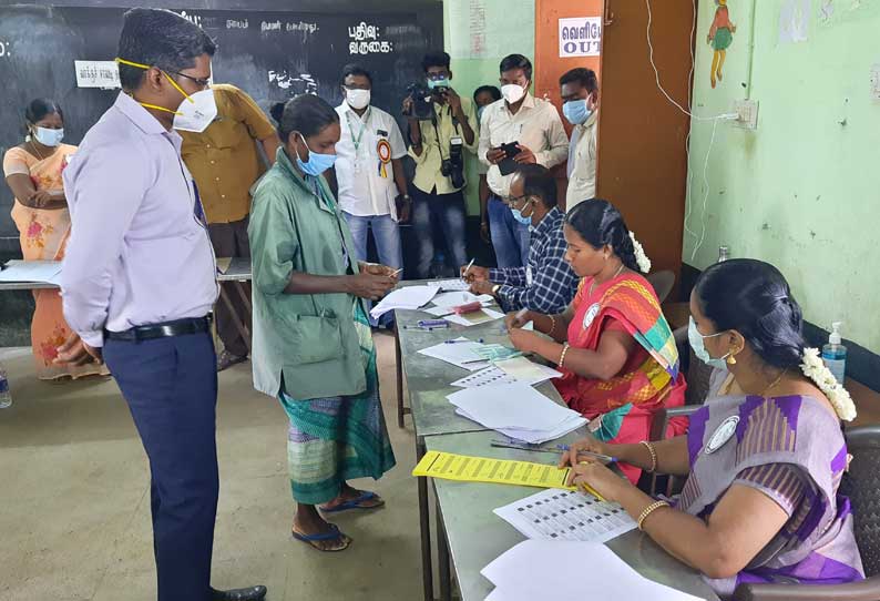 கள்ளக்குறிச்சி மாவட்டத்தில் உள்ளாட்சி தேர்தல் வாக்குச்சாவடி மையங்களை கலெக்டர் ஸ்ரீதர் ஆய்வு