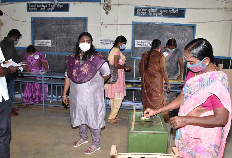 வெண்ணந்தூர் பகுதியில் ஊரக உள்ளாட்சி தேர்தல்-வாக்குப்பதிவை கலெக்டர் பார்வையிட்டார்