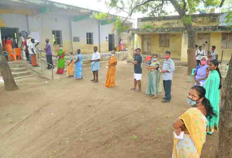 16-வது வார்டு மாவட்ட கவுன்சிலர் இடைத்தேர்தல்:ஆர்வத்துடன் ஓட்டு போட்ட வாக்காளர்கள்