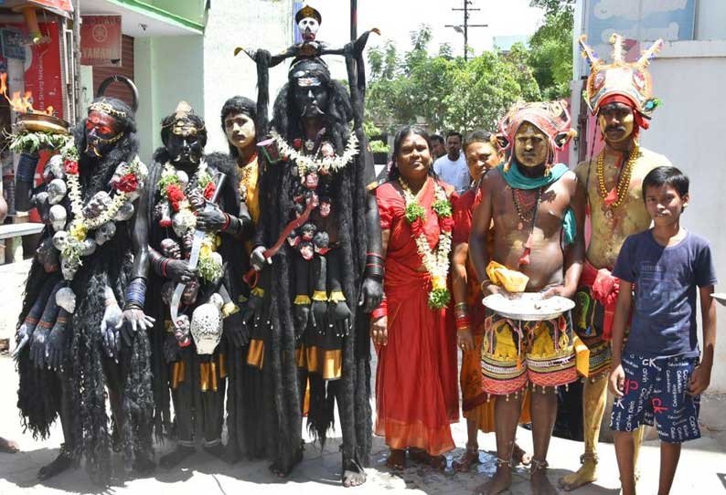 கோவில்பட்டியில் தசரா வேடமணிந்த பக்தர்கள் ஊர்வலம்