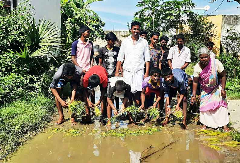 திருவண்ணாமலை அருகே; மழைநீர் தேங்கிய பகுதியில் நாற்று நடும் போராட்டம்