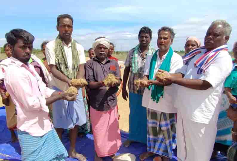 கொள்முதல் நிலையம் திறக்கப்படாததால் மழையில் நனைந்து முளைக்கும் நெல்மணிகள் விவசாயிகள் வேதனை