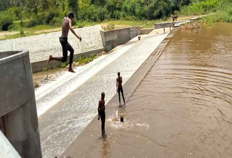 ஆபத்தை உணராமல்  சித்திரைச்சாவடி தடுப்பணையில் குளித்து விளையாடும் சிறுவர்கள்