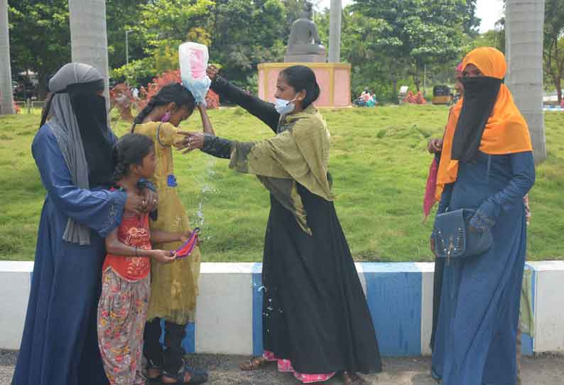 கிருஷ்ணகிரி கலெக்டர் அலுவலகம் முன்பு  குழந்தைகளுடன் 2 பெண்கள் தீக்குளிக்க முயற்சி