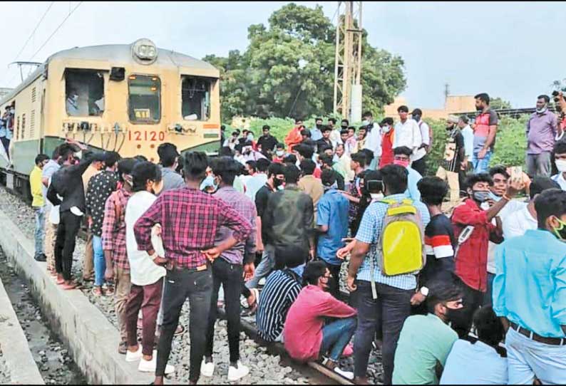 ஆவடி ரெயில் நிலையத்தில் மின்சார ரெயிலை மறித்து கல்லூரி மாணவர்கள் போராட்டம்