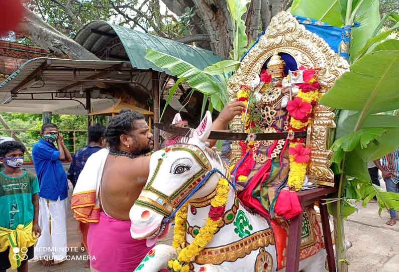 நவராத்திரி விழாவையொட்டி சுவாமி அம்புவிடும் நிகழ்ச்சி