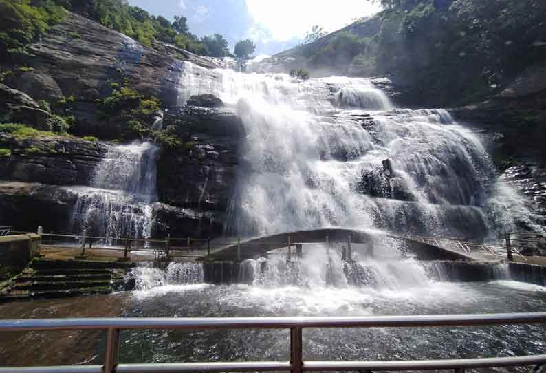 குற்றாலம் அருவிகளில் தண்ணீர் ஆர்ப்பரித்து கொட்டுகிறது