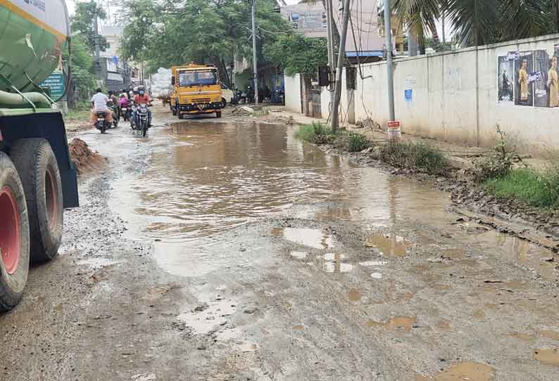 சாலையில் குளம்போல் தேங்கி உள்ள கழிவுநீர்