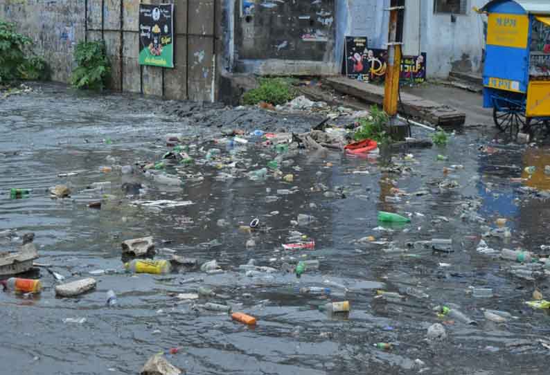 கொட்டித்தீர்த்த கனமழையின் காரணமாக சாலைகளில் மழைவெள்ளம்