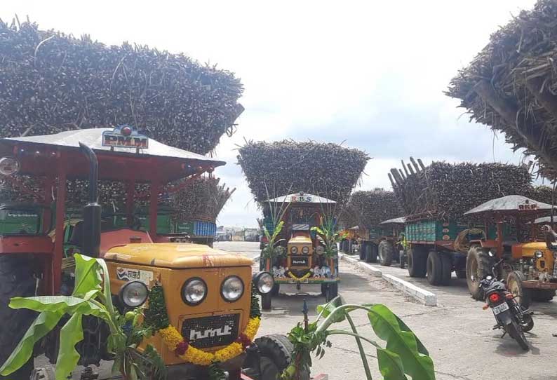 மூங்கில்துறைப்பட்டு சர்க்கரை ஆலையில்  கரும்பு கட்டுகளுடன் ஒருவாரமாக காத்து நிற்கும் டிராக்டர்கள்