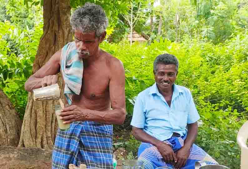 குளமங்கலத்தில்  யாருமே வராத சந்தையில் பாயாசம் விற்கும் முதியவர் தேடிவரும் வாடிக்கையாளர்கள்