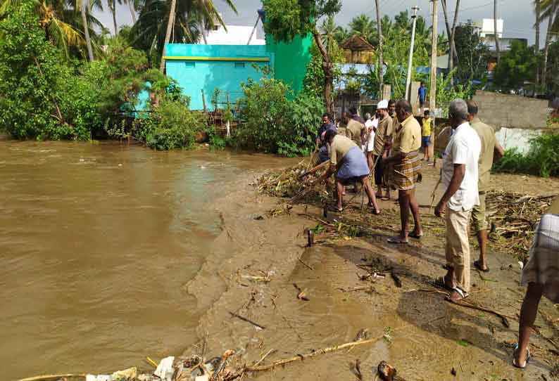 பணகுடி அனுமன் நதியில் வெள்ளம் கரைபுரண்டு ஓடியது