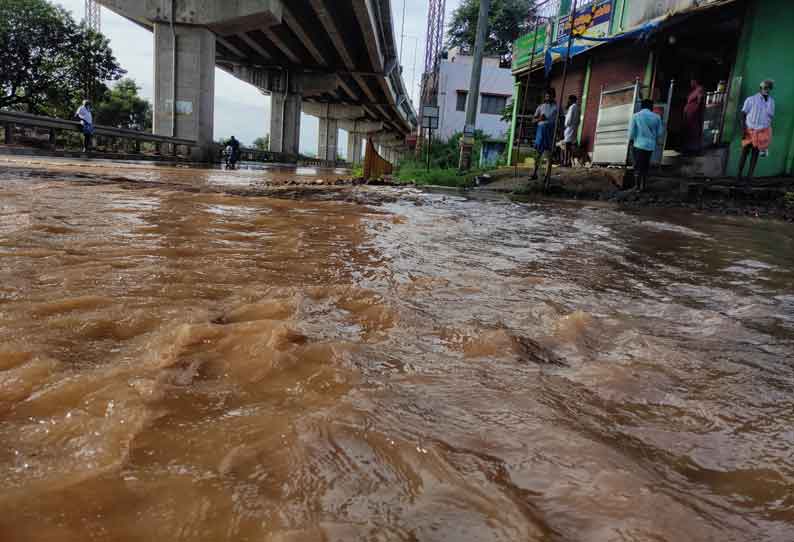 குறிச்சி-குனியமுத்தூர் கூட்டு குடிநீர் திட்ட குழாய் உடைந்து சாலையில் ஆறாக ஓடிய தண்ணீர்