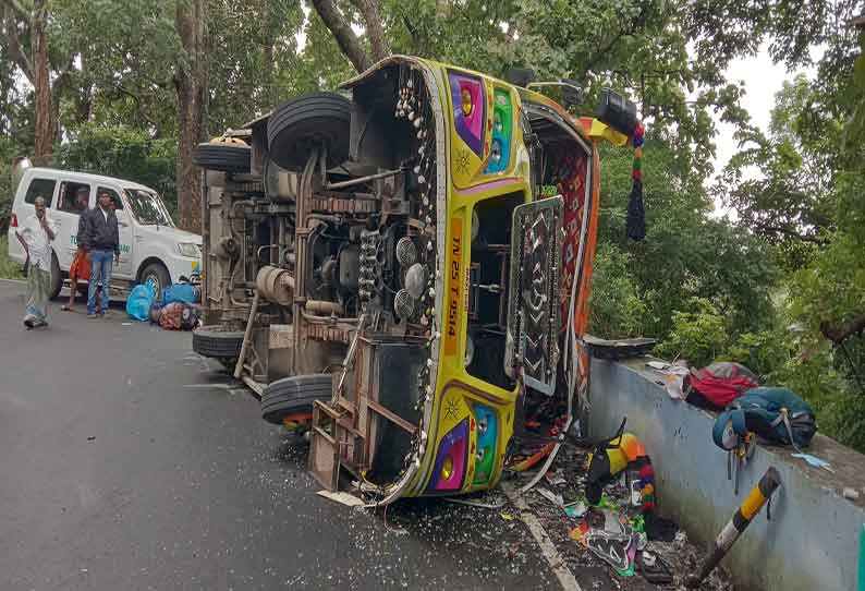 வால்பாறை பொள்ளாச்சி மலைப்பாதையில் சுற்றுலா வேன் கவிழ்ந்து 7 பேர் படுகாயம்