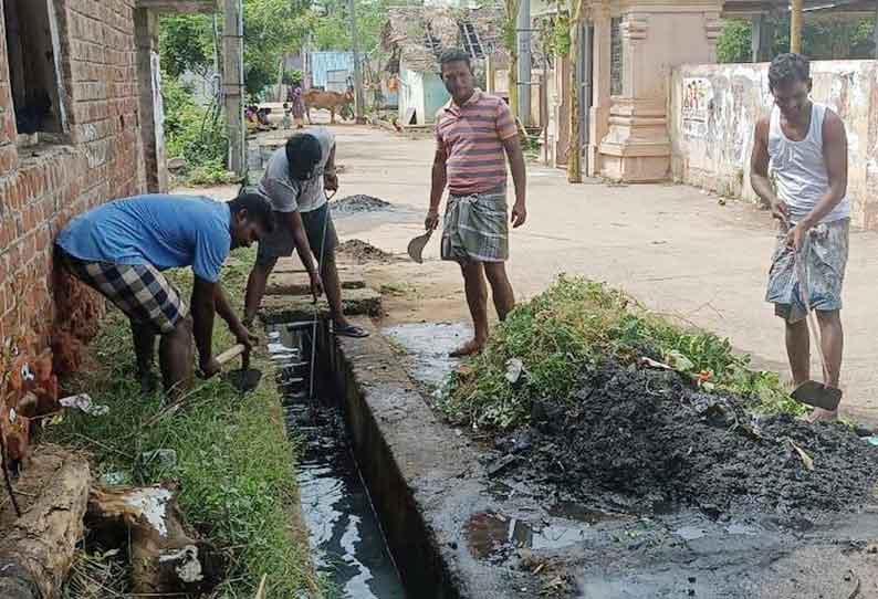 கழிவுநீர் வாய்க்காலை சுத்தம் செய்த இளைஞர்கள்