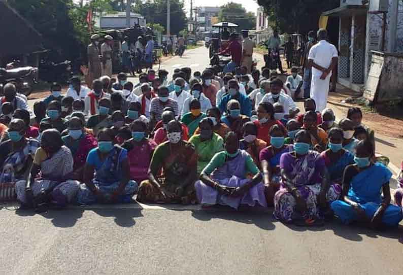 கோட்டூர் அருகே, குளங்களை ஏலம் விடும் விவகாரம் ஊராட்சி அலுவலகத்துக்கு கிராம மக்கள் பூட்டு போட்டதால் பரபரப்பு