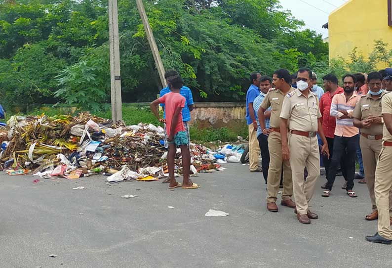 சாலையில் குப்பைகள் கொட்டியதை கண்டித்து  பொதுமக்கள் திடீர் மறியல்