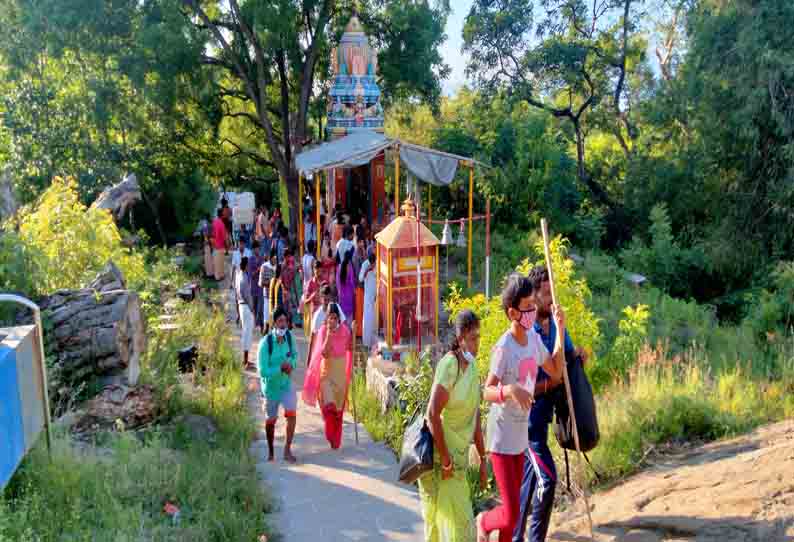 பிரதோஷத்தையொட்டி சதுரகிரியில் பக்தர்கள் குவிந்தனர்