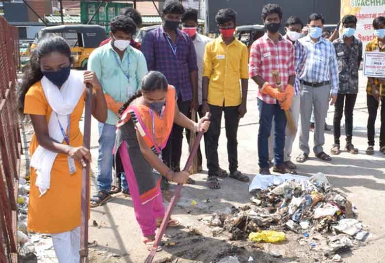 ரெயில் நிலையத்தில் தூய்மைப்பணி