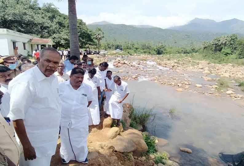 பணகுடி கன்னிமார் தோப்பில் தடுப்பணை கட்டப்படும் இடத்தை சபாநாயகர் ஆய்வு