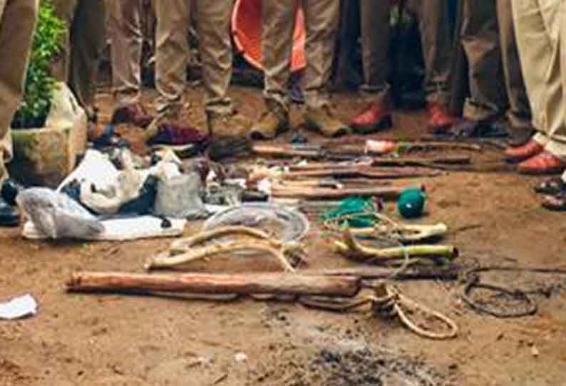 தாளவாடி அருகே தமிழக-கர்நாடக எல்லையில் வீட்டில் பதுக்கி வைக்கப்பட்ட யானை தந்தம்- புலி பல் பறிமுதல்; இரு மாநில வனத்துறையினர் அதிரடி நடவடிக்கை