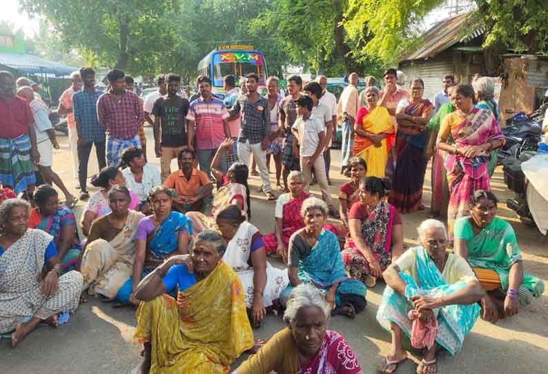 ஆலத்தூர் கிராமத்தில் சாலையை சீரமைக்கக்கோரி பொதுமக்கள் மறியல்