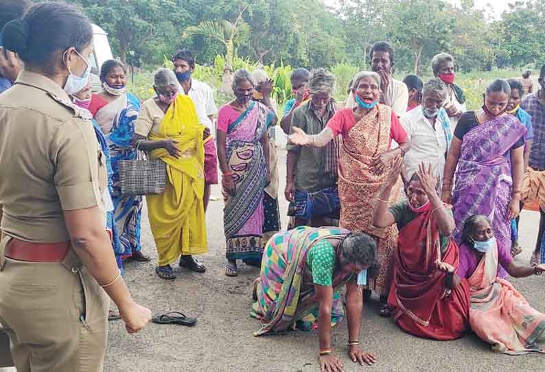 கலெக்டர் அலுவலகத்தில் குடும்பத்தினர் தர்ணா