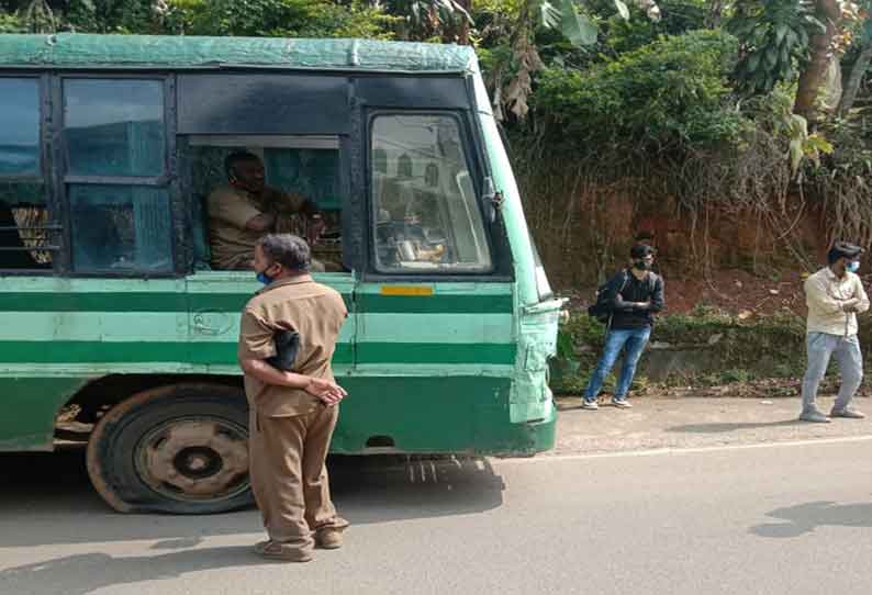 தேவர்சோலை-கூடலூர் இடையே நடுவழியில் பஞ்சராகி நின்ற அரசு பஸ்