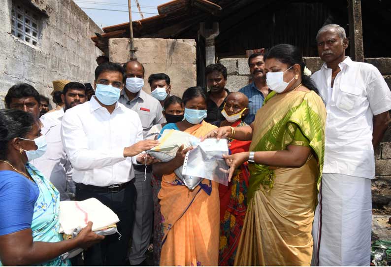 தீ விபத்தில் வீடு சேதம் அடைந்து பாதித்தவர்களுக்கு நிவாரண உதவி- அமைச்சர் கீதாஜீவன் வழங்கினார்