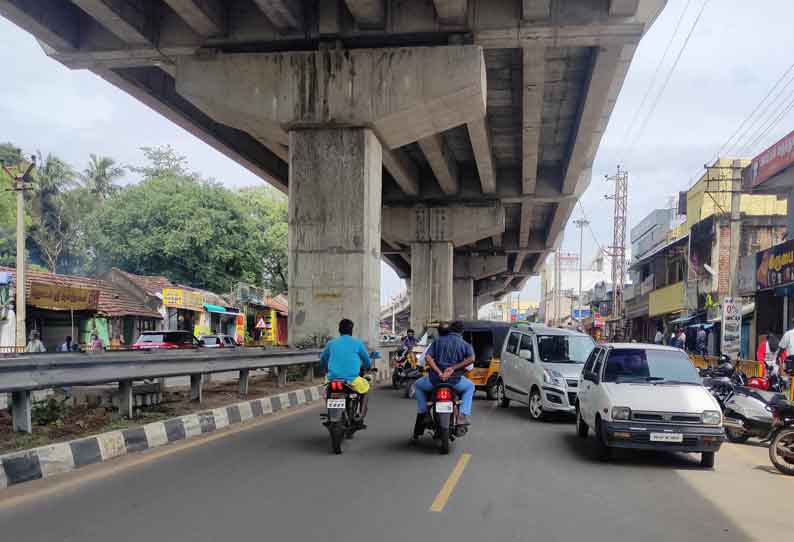 வாகனங்களை நிறுத்துவதால் போக்குவரத்து நெரிசல்